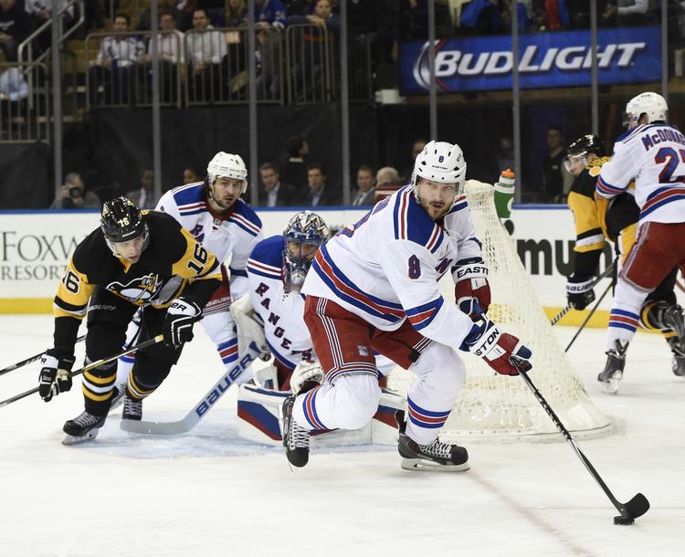 blodigt. Kevin Klein (nummer 8) fører pucken frem i opgøret, hvor han måtte have syet noget af øret på igen efter et uheld. 