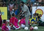 udskrevet. Pelé åbner en fodboldbane i en af Brasiliens slumbyer i september i år. 