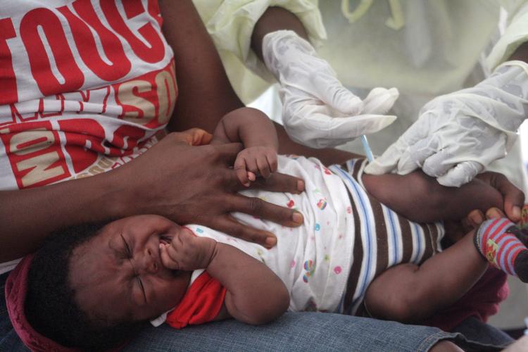 Forebyggelse. En pige i Liberia er ved at blive vaccineret mod malaria. Det er tydeligvis ikke en behagelig oplevelse, men det kan redde hendes liv. 