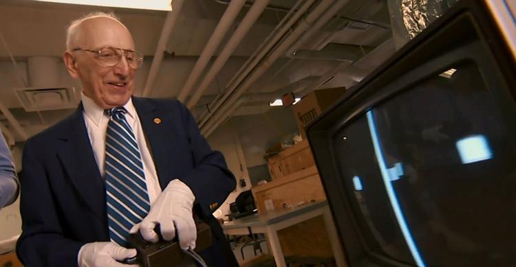 LEGENDE. Ralph Baer, der bragte computerspil ind i hjemmene ved at opfinde den første spilkonsol, er død, 92 år. Her ses han i færd med at spille 'Ping-Pong' på sin prototype fra 1968. (Foto: Screenshot/Smithsonian) 