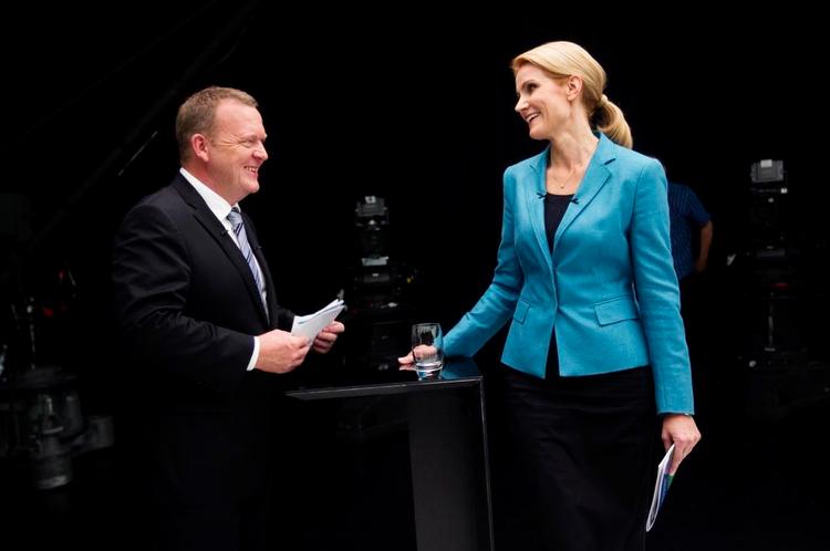Skælmsk. De to blokkes statsministerkandidater sender hinanden et indforstået smil under en af de store tv-debatter forud for valget i september 2011. Dengang havde Lars Løkke Rasmussen (V) fordel af at kunne vælge datoen. 