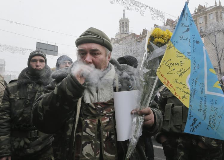 Pause. En ukrainsk mand fra en bataljon af frivillige soldater tog sig et hvil under et besøg i hovedstaden Kijev i weekenden. 