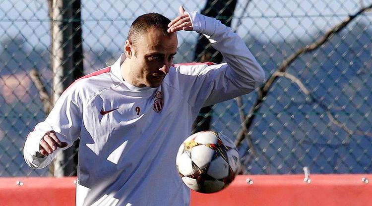 boldøje. Dimitar Berbatovs rutine kan blive meget vigtig for Monaco, når det i aften gælder om at holde stand mod russiske Zenit, der med en sejr kommer videre på hans holds bekostning. Her ses den bulgarske angriber under mandagens træning i fyrstedømmet. Foto: Lionel Cironneau/AP 