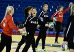 spilstyrer. Lotte Grigel i højt humør under mandagens træning, hvor der også blev snakket om, hvor vigtigt det er, at holdet får afsluttet fra begge sider af banen i de kommende kampe ved EM. Foto: Lars Poulsen/Polfoto 