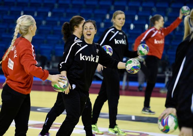spilstyrer. Lotte Grigel i højt humør under mandagens træning, hvor der også blev snakket om, hvor vigtigt det er, at holdet får afsluttet fra begge sider af banen i de kommende kampe ved EM. Foto: Lars Poulsen/Polfoto 