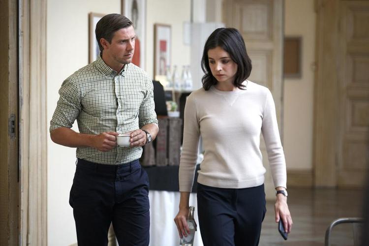 skruppeløse. De skruppelløse toppolitikere og deres smarte embedsmænd bruger alle midler i deres kamp om magten. 