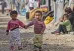 Flygtningebørn. Disse syrisk-kurdiske børn befinder i en flygtningelejr nær den syriske by Kobane, som har været ramt af hårde kampe. 