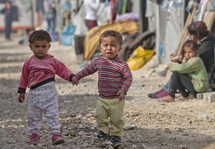 Flygtningebørn. Disse syrisk-kurdiske børn befinder i en flygtningelejr nær den syriske by Kobane, som har været ramt af hårde kampe. 