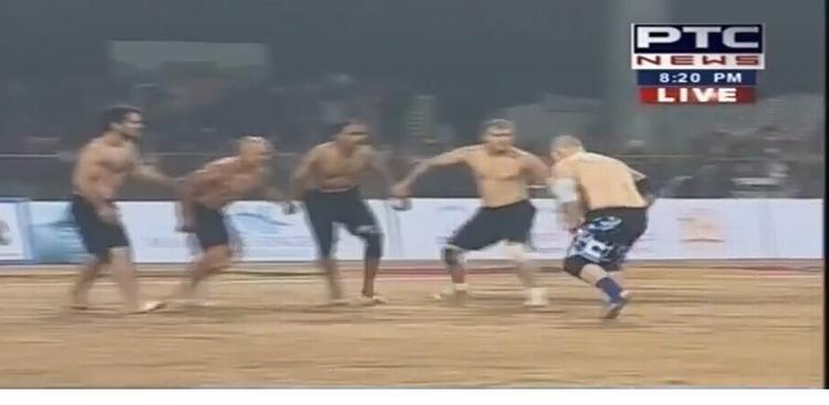 kabaddi. Den danske slagter, Kristian Malm (th), tager kampen op med den argentinske kæde af stoppere i åbningsopgøret ved VM. 