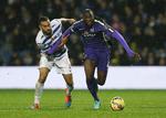 hovedskade. QPR's Steven Caulker (tv) er kendt for at være en kontant og hårdtspillende forsvarer. 