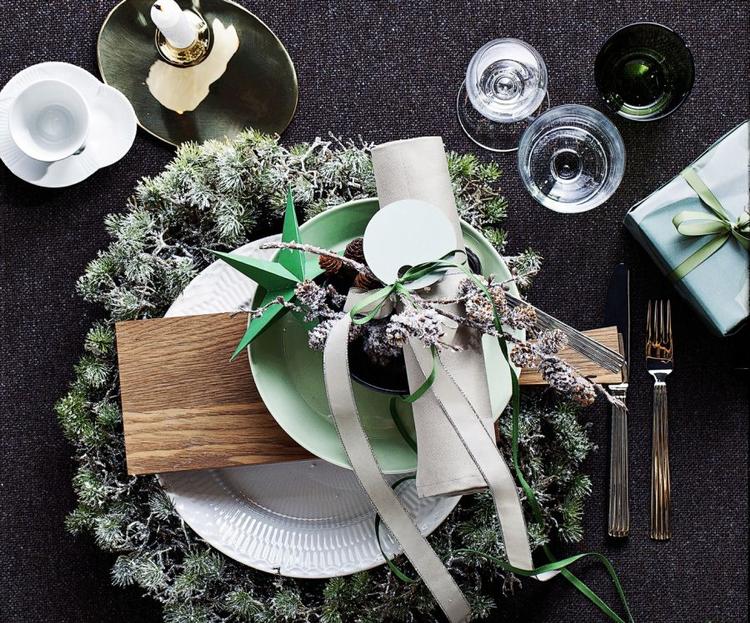 Grønt. Opdækningen med service fra Illums Bolighus er præget af klassisk porcelæn og naturmaterialer i grønne nuancer. 