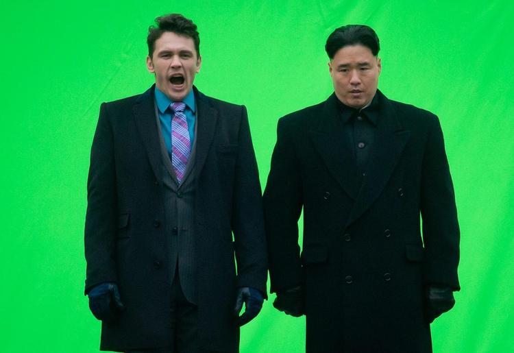 HACKING. I filmen 'The Interview' får James Franco (tv) til opgave at snigmyrde Nordkoreas Kim Jong-un spillet af Randall Park (th). Komedien menes at være årsag til den omfattende hacking af Sony. 