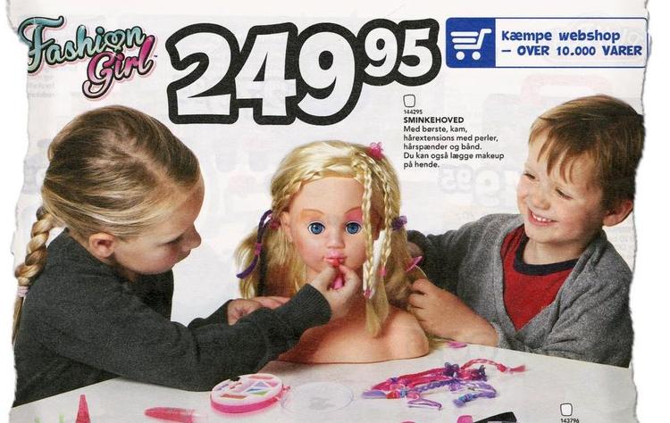 Nye og gamle roller. I kataloget fra Toys’R’Us leger pigen og drengen sammen med sminkehovedet. I reklamen fra henholdsvis Føtex og Bilka er rollefordelingen mere traditionel. Pigen støvsuger, og drengen leger med den store kran. 