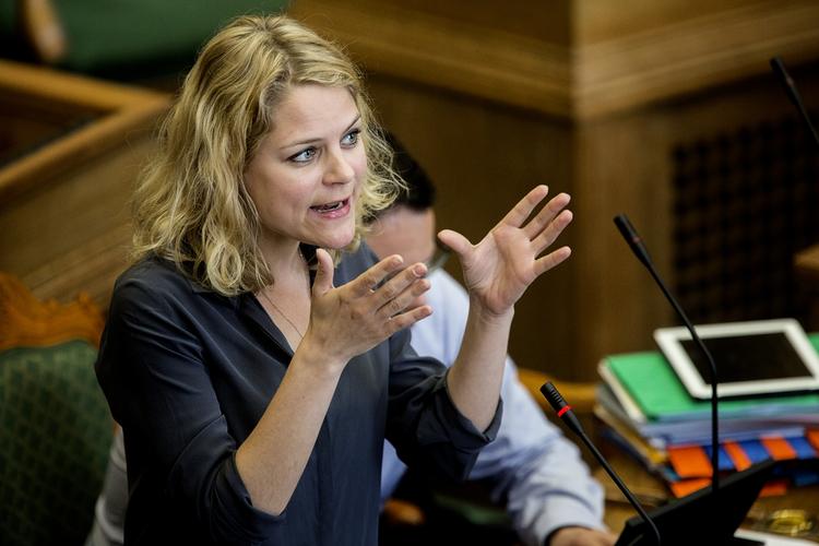 Tallerkenvending. Udlændingestyrelsen bløder op i vurderingen af eritreeres asylsager. Det er positivt mener EL og SF, der dog helst så rapporten helt skrottet. 