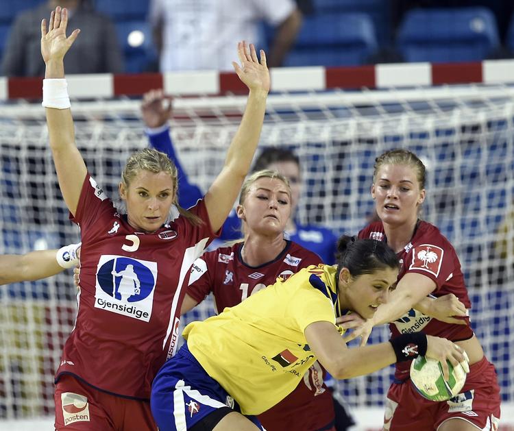 Klassespiller. Cristina Neagu – her i aktion mod Norge – er 26 år og spiller i Podgorica. 