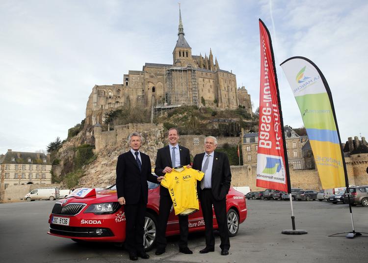 Ø-start. Tour-bossen Christian Prudhomme (i midten) med to lokale spidser ved dagens præsentation. 
