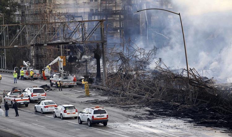USA. Området omkring lejlighedskomplekset Da Vinci var dækket af aske og røg mandag. 