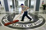 Eftterretninger. En ansat gør rent  CIA-hovedkvarteret i Langley. En senatsrapport offentliggjort i dag retter en kraftig kritik af tjenestens metoder. 