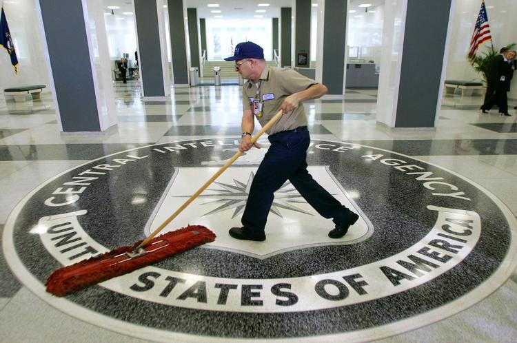 Eftterretninger. En ansat gør rent  CIA-hovedkvarteret i Langley. En senatsrapport offentliggjort i dag retter en kraftig kritik af tjenestens metoder. 