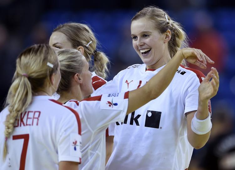 Dramatisk. Susan Thorsgaard (th) fejrede det ene point som en sejr. 