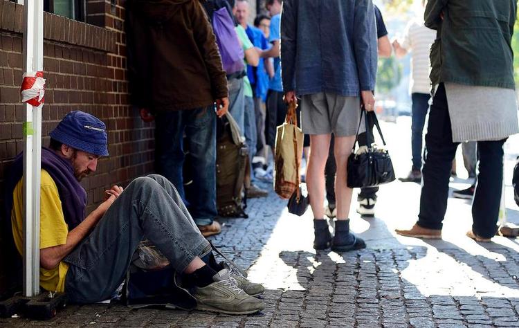 Fattigdom. Hjemløse venter på at få mad ude foran Zoologischer Garten Station. 