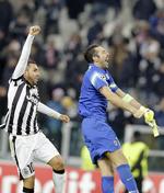 Jubel. Carlos Tevez (tv) og Gianluigi Buffon jubler efter 0-0 mod Atletico. Det var nok til at Juventus kom i 1/8-finalerne. 