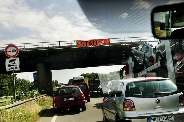 kø! Danske Pensionsselskaber får alt for lidt ud af at investere i aktier og obligationer, så derfor er det gået på jagt efter alternativer som for eksempel tyske betalingsmotorveje. 
