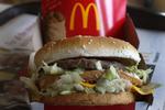 Burgermad. I McDonald’s 14.200 restauranter over hele USA falder salget af burgere. For at vende udviklingen vil den amerikanske kæde prøve et nyt koncept med byg-selv-burgere i Illinois, Wisconsin, Georgia, Missouri og Pennsylvania. Konceptet er endnu ikke på vej til Danmark. 