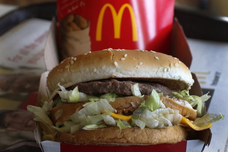 Burgermad. I McDonald’s 14.200 restauranter over hele USA falder salget af burgere. For at vende udviklingen vil den amerikanske kæde prøve et nyt koncept med byg-selv-burgere i Illinois, Wisconsin, Georgia, Missouri og Pennsylvania. Konceptet er endnu ikke på vej til Danmark. 