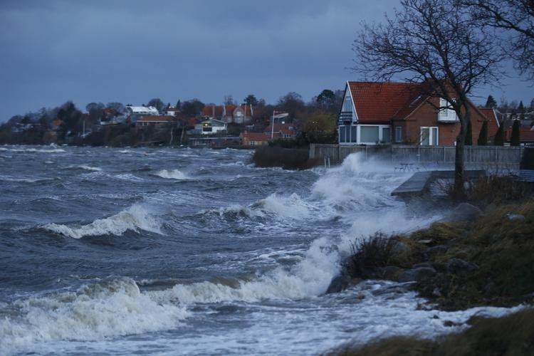 Storm. Sådan så det ud i Roskilde Fjord i forbindelse med oversvømmelserne efter stormen Bodil. Så slemt regner DMI ikke med, at det bliver i dag. 