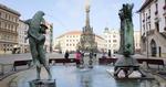 Hovedpladsen. Arion-fontænen er Olomouc' nyeste fontæne fra 2002. I baggrunden ses Treenighedssøjlen. 