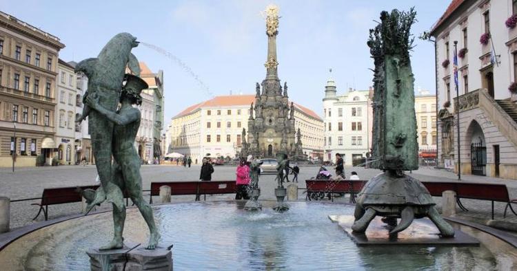 Hovedpladsen. Arion-fontænen er Olomouc' nyeste fontæne fra 2002. I baggrunden ses Treenighedssøjlen. 