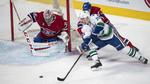 assist. Jannik Hansen rækker ud efter pucken under kampen mod Montreal Canadiens. 