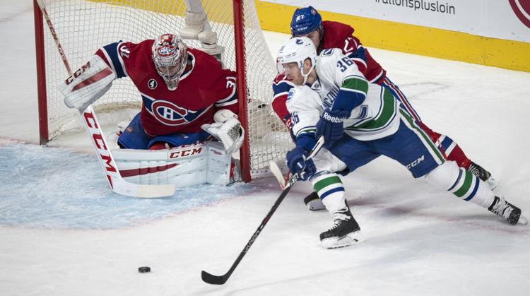 assist. Jannik Hansen rækker ud efter pucken under kampen mod Montreal Canadiens. 