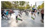 Bilfrit byliv. Rækker af træer danner bløde rumlige afgrænsninger på Place de la Republique, og den enkle beton belægning er god at rulle, danse og gå på. 