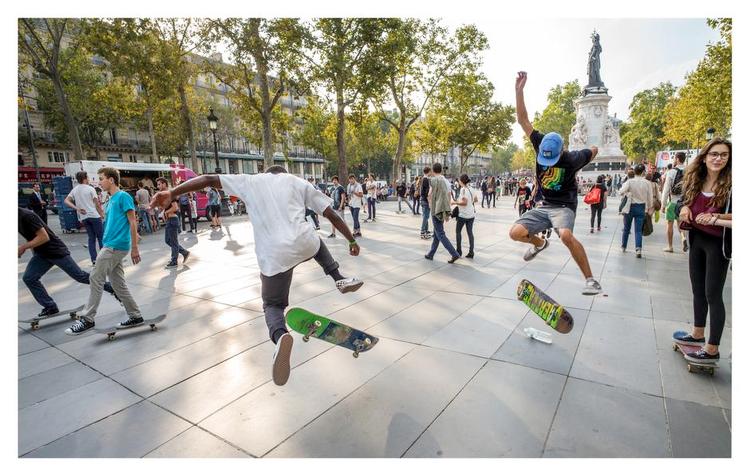 Bilfrit byliv. Rækker af træer danner bløde rumlige afgrænsninger på Place de la Republique, og den enkle beton belægning er god at rulle, danse og gå på. 