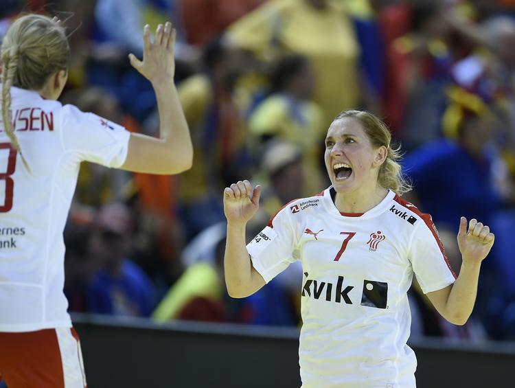 Topscorer. Maria Fisker (th) scorede fire gange på stribe i 2. halvleg og var en magtfaktor i den danske jagt på rumænerne. 