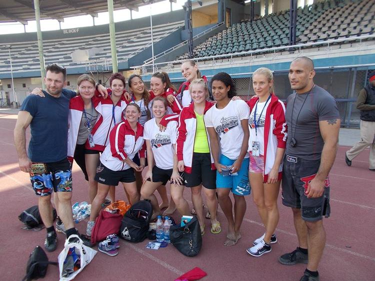 40-17. De danske kabaddi-kvinder med trænere på stadion i Punjab før åbningskampen mod Aserbajdsjan. Den eneste danske genganger fra seneste VM er Mille Freya Petersen (nummer tre fra højre). 