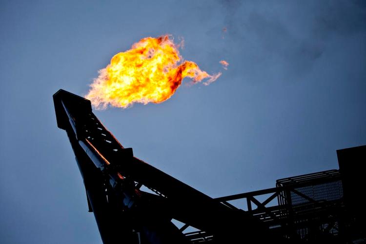 Miljø. En af de negative sider ved oliepriser er, at de kan føre til større CO2-udledning og mindre energieffektivitet i økonomierne. Her ses Dongs boreplatform Siri i NOrdsøen. 