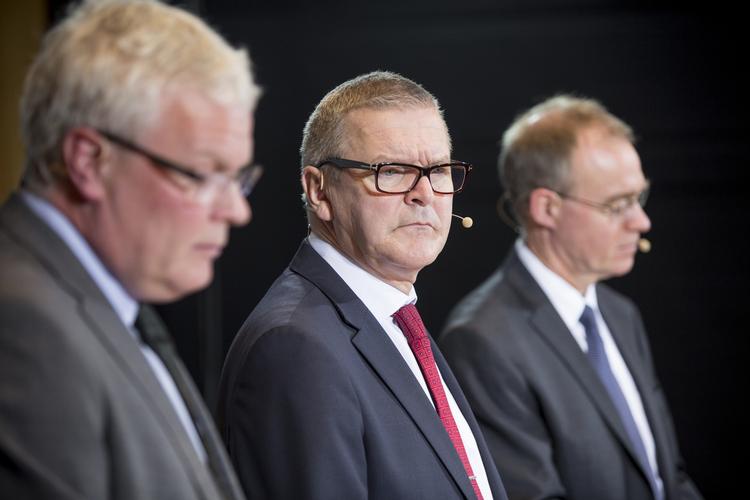 olieret. Direktøren for Nationalbanken, Lars Rohde, (i midten) mener, at det samlet set er positivt for dansk økonomi, at olieprisen er faldet kraftigt. 