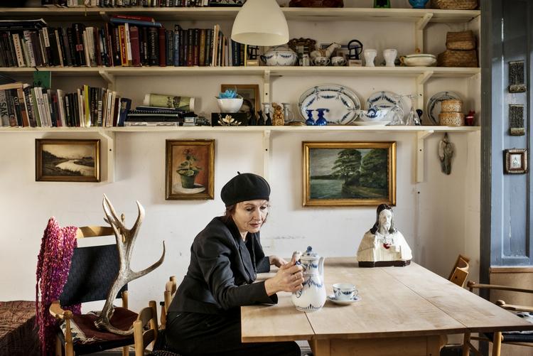 genbrugsglad. »Jeg synes, at hele det forbrugerræs, der foregår op til jul, er skammeligt. Det er meget voldsomt, og det klæder ingen. Jeg hader, når alle begynder at tale om julen, som om den bare er noget kommercielt«, siger skuespiller Bodil Jørgensen. Her fotograferet i sit køkken ved en tidligere lejlighed. (Arkivfoto). 