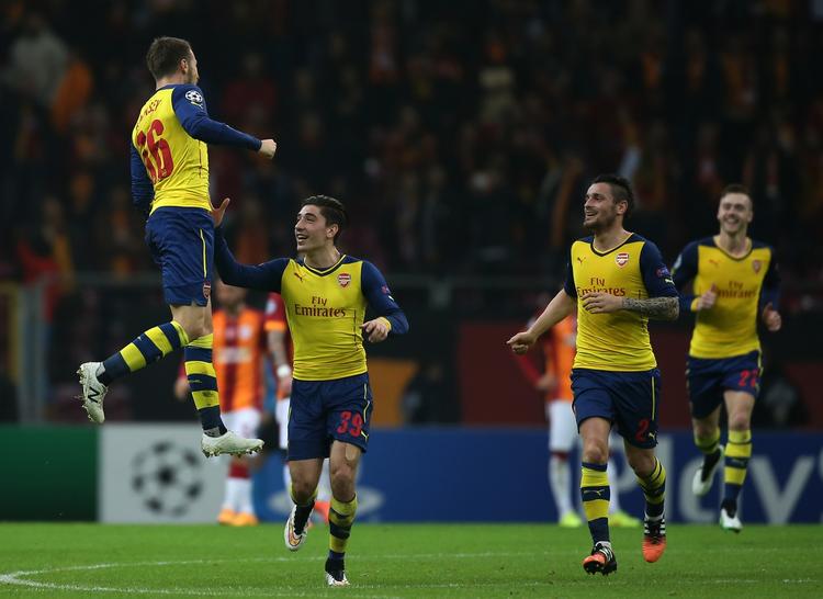 klassemål. Aaron Ramsey (tv) hopper højt af glæde over en scoring for Arsenal mod Galatasaray. 