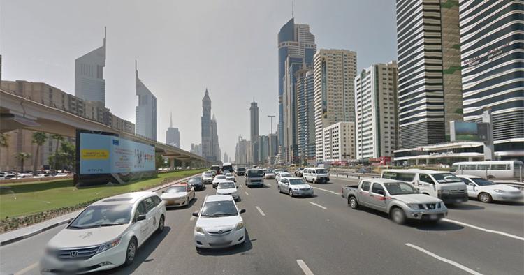 Køretur. En Google-rundtur kan starte på Sheikh Zayed Road, der følger kystlinjen. 