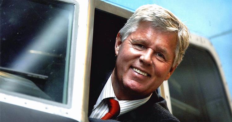 Charterdreng. Stig Elling blev Danmarks yngste rejsebureaudirektør i 1964. Til januar forlader han Star Tour, hvor han har været i 30 år. 