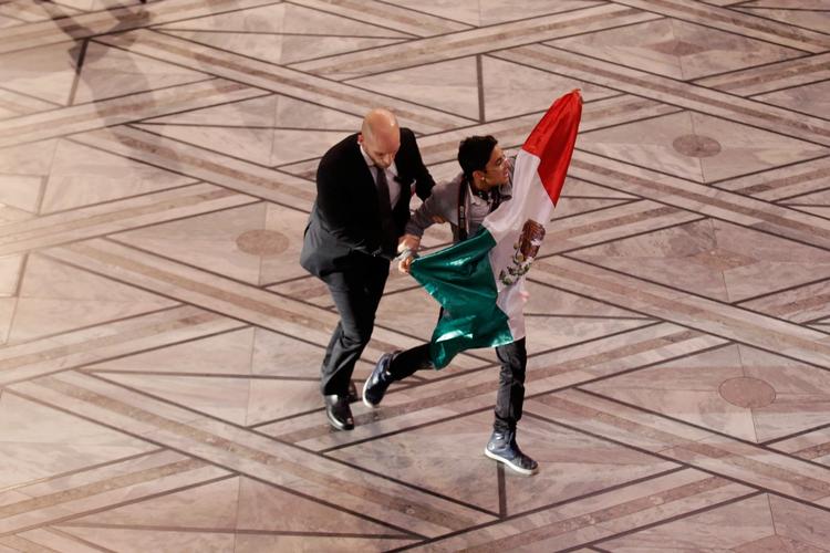 Afbrydelse. En aktivist, der ville skabe opmærksomhed om forholdene i Mexico, afbrød Nobel-ceremonien i Oslo. 