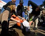 Tortur. Metoder som 'Waterboardning' - simuleret drukning - har store konsekvenser for de personer, der oplever det. Her er det demonstranter, der i protest udfører en friviliig waterboarding foran det amerikanske justitsministerium i 2007. 