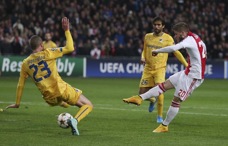 2-0. Med sin tredje scoring i Champions League i denne sæson bringer Lasse Schöne her Ajax foran 2-0. 