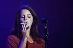 Røgslør. Den krukkede Lana Del Rey poserer for publikum og Politikens fotograf på årets Northside Festival. 
