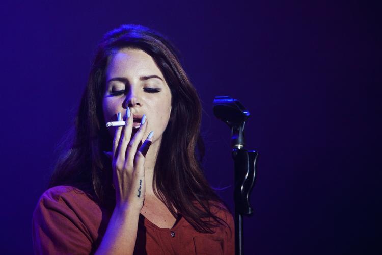 Røgslør. Den krukkede Lana Del Rey poserer for publikum og Politikens fotograf på årets Northside Festival. 