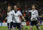 Mål. Schalke-spillerne jubler i Slovenien, hvor en snæver sejr var nok til avancement i CL. 